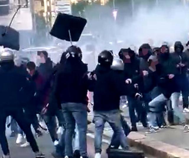 Genova, scontri tra ultr&agrave; prima di Genoa-Cagliari,  Digos visiona i video per identificare i responsabili