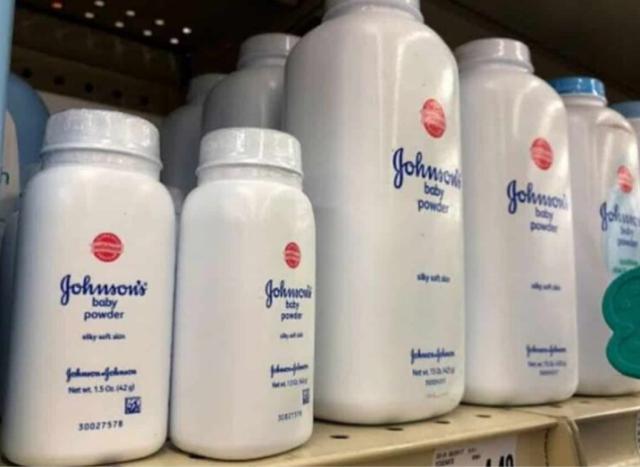 Johnson & Johnson e il borotalco che provoca cancro alle ovaie, 6,5 mld $ per chiudere cause, il web: "Quando ammetteranno quello causato dal vaccino Covid?"