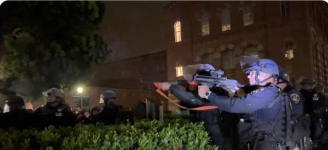 Proteste nelle universit&agrave; statunitensi, la polizia spara proiettili di gomma sull&rsquo;Universit&agrave; della California