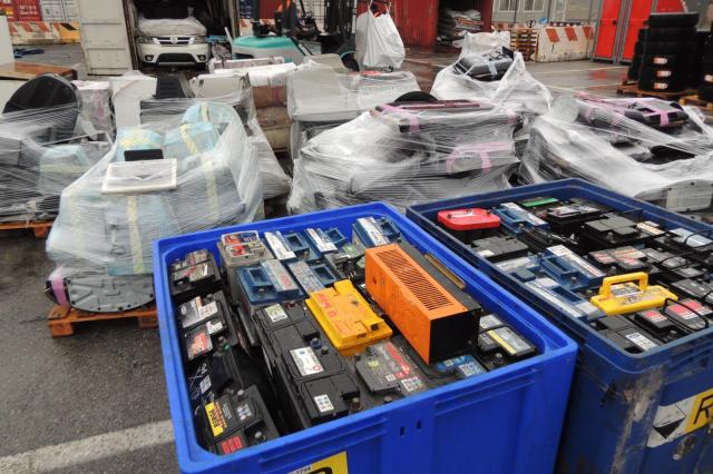 Genova, rifiuti speciali dentro un container diretto in Ghana, trovate batterie al piombo per le auto  