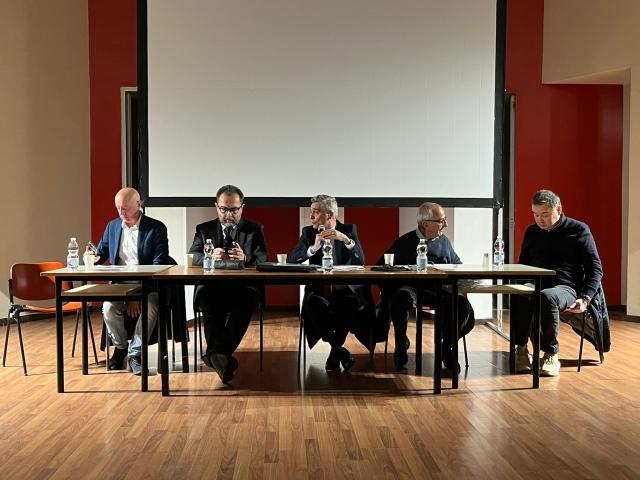 Invisibili, documentario sulle reazioni avverse da vaccino Covid di Paolo Cassina a Gavirate: dibattito con ospiti d'eccezione