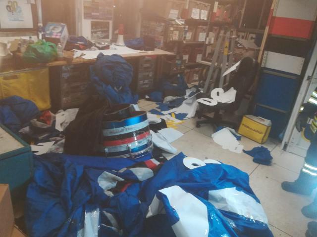 Genova, scontri violenti tra tifosi di Genoa e Samp, assalto a un bar e devastato un club nella notte