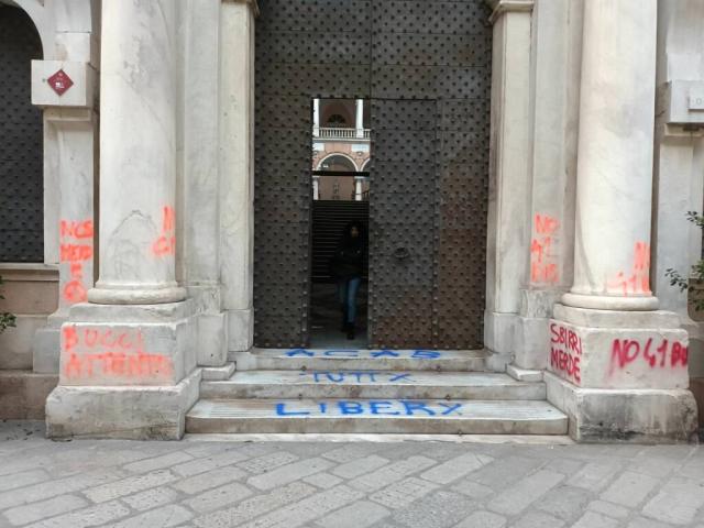 Genova, gli anarchici protestano per gli arresti, devastato il centro della citt&agrave; e palazzo Tursi