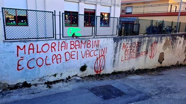 Agrigento, "Malori improvvisi dei bambini &egrave; colpa dei vaccini Covid", le proteste del collettivo VV scritte sui muri scolastici