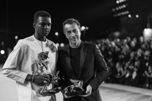 Matteo Garrone a Venezia con il protagonista del film Seydou Sarr