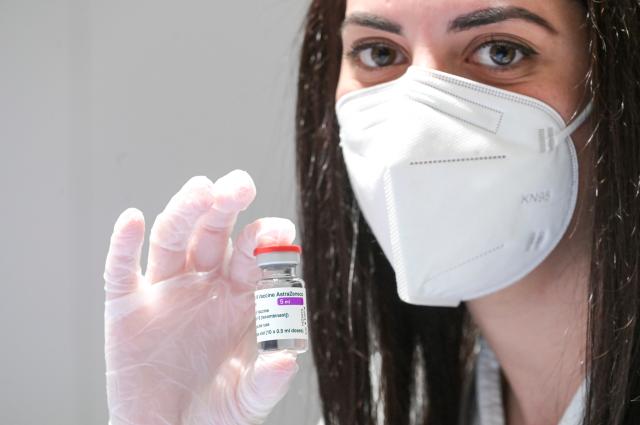 AstraZeneca risarcisce paziente vittima di reazioni avverse da vaccino Covid: 1.700 &euro; bimestrali a vita, primo caso in Italia