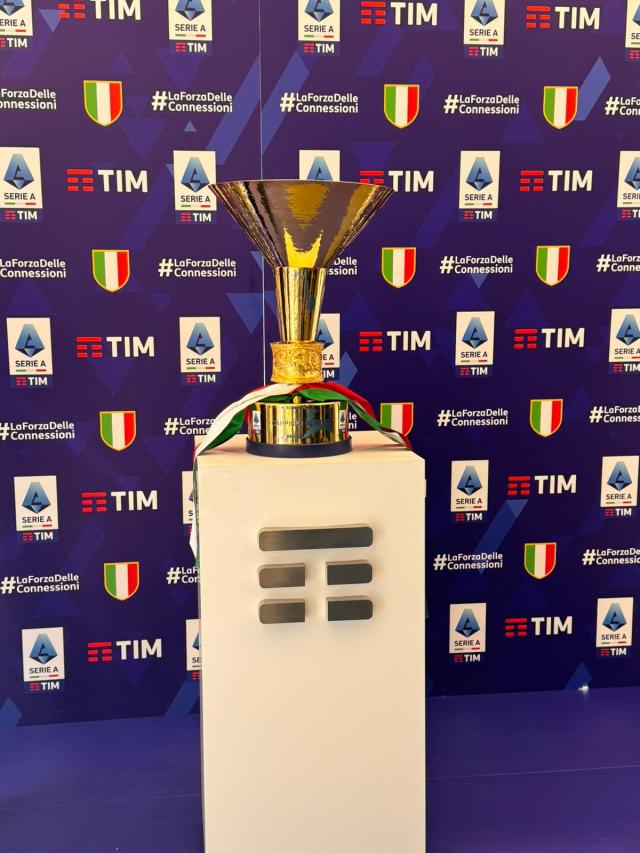 Tim, la "Coppa di Campione d'Italia" a Milano nel negozio di Piazza Cordusio: il trofeo a disposizione dei tifosi
