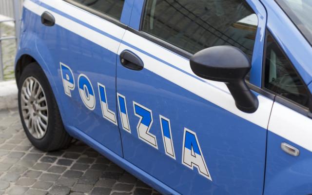 Genova, prende a pietrate la ex in un circolo e il gestore non chiama la polizia, locale chiuso un mese