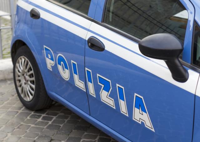 Genova, presa la banda che rubava i caschi in centro, un passante scopre tre giovani e arriva la polizia