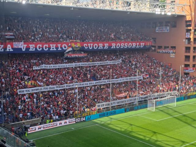 Genova, striscione di sfida degli ultr&agrave; del Genoa , cresce la tensione dopo gli scontri con i doriani