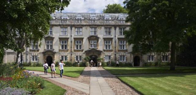 Regno Unito, l'universit&agrave; di Cambridge vira verso il "politically correct" e cancella la parola "anglosassone": "La usavano i suprematisti bianchi"