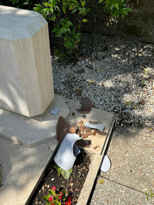 Berlinguer, vandalizzata la tomba a Roma, Elly Schlein: "Ci motiva a portarne avanti la memoria", parole incredibili