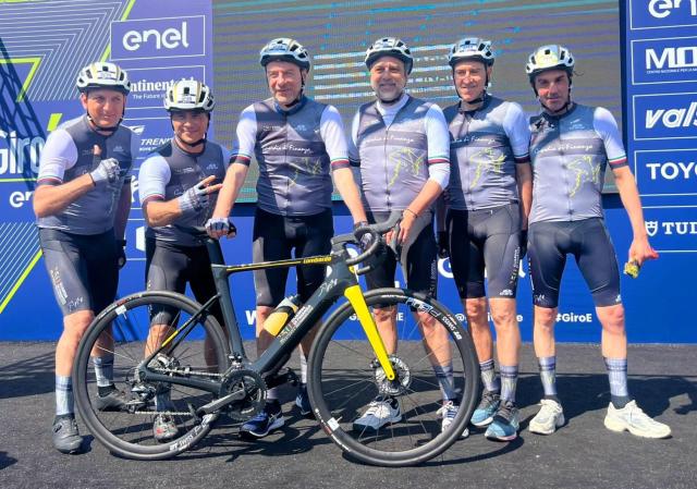 Sport. La Guardia di Finanza accoglie il Ministro Giorgetti alla 14esima tappa del Giro-E d&rsquo;Italia a Desenzano del Garda