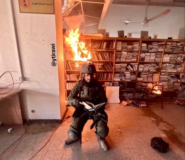 Gaza, soldato Idf d&agrave; fuoco alla biblioteca dell'universit&agrave; di Al-Aqsa e si fa fotografare in segno di sfregio, era la pi&ugrave; antica della Striscia e conteneva 20mila libri