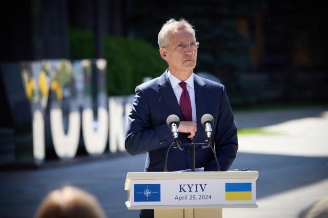 Stoltenberg minaccia l'escalation: "Via divieto a Kiev di usare armi Nato in Russia", Salvini: "Si dimetta, mai attacchi a Mosca"