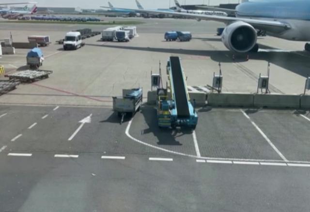 Incidente ad Amsterdam, morta persona risucchiata dalle turbine del motore di un aereo Klm nella pista di Schiphol, aperta inchiesta