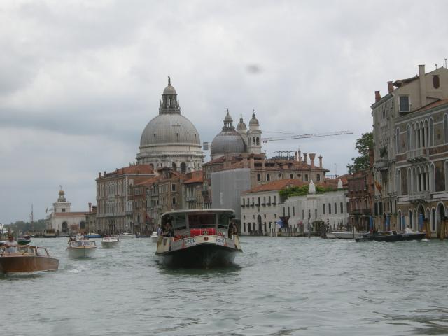 Venezia, coppia di turisti ebrei aggredita da uomini nordafricani in Strada Nova: insulti e gesti osceni, la donna ferita da schegge di vetro