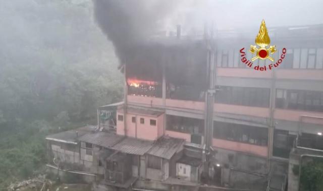 Avegno, non &egrave; ancora spento l'incendio nella fabbrica della focaccia, nella notte &egrave; crollato il tetto