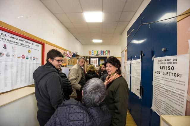 Elezioni europee, a Padova fila unisex gender fluid ai seggi "per non imbarazzare i trans", FdI: "Non hanno altro a cui pensare"