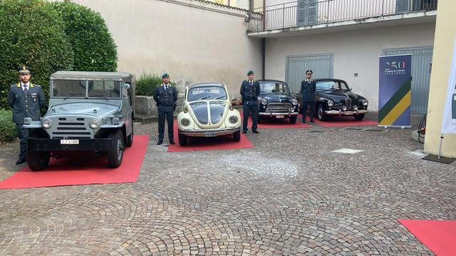 La 1000 Miglia celebra i 250 anni della Guardia di Finanza con due auto d'epoca del Corpo