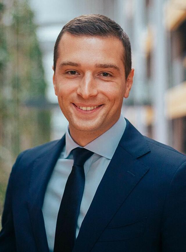 Jordan Bardella, chi &egrave; il 28enne delfino di Le Pen, che ha sconfitto Macron alle Europee 2024, possibile nuovo premier in Francia
