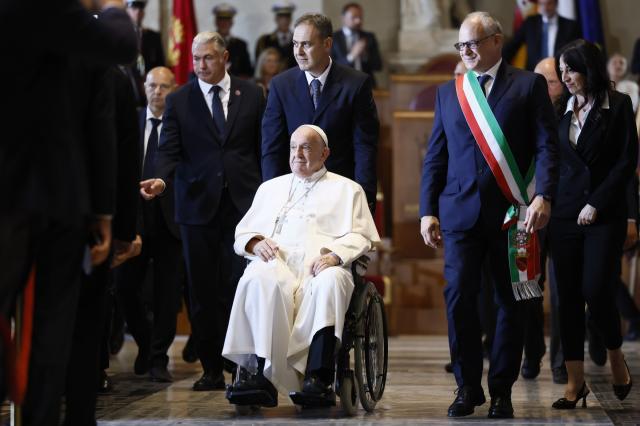 Papa Francesco torna sulla frociaggine: "&Egrave; in Vaticano, i gay sono ragazzi buoni ma meglio non stiano in seminario"