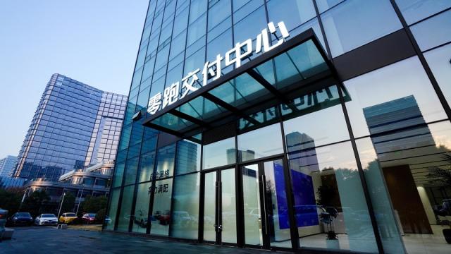 Dazi su auto elettriche cinesi, l'Ue li aumenta fino al 48%, Pechino: "Ci difenderemo in tutti i modi", no di Berlino