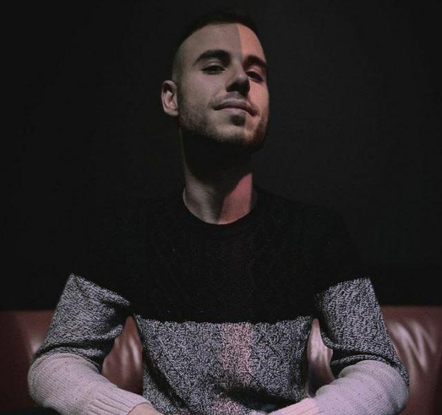 Andrea Piscina, arrestato speaker Rtl, adescava minori online spacciandosi per "Alessia": "Mi faccio la doccia e mi mostro nuda"