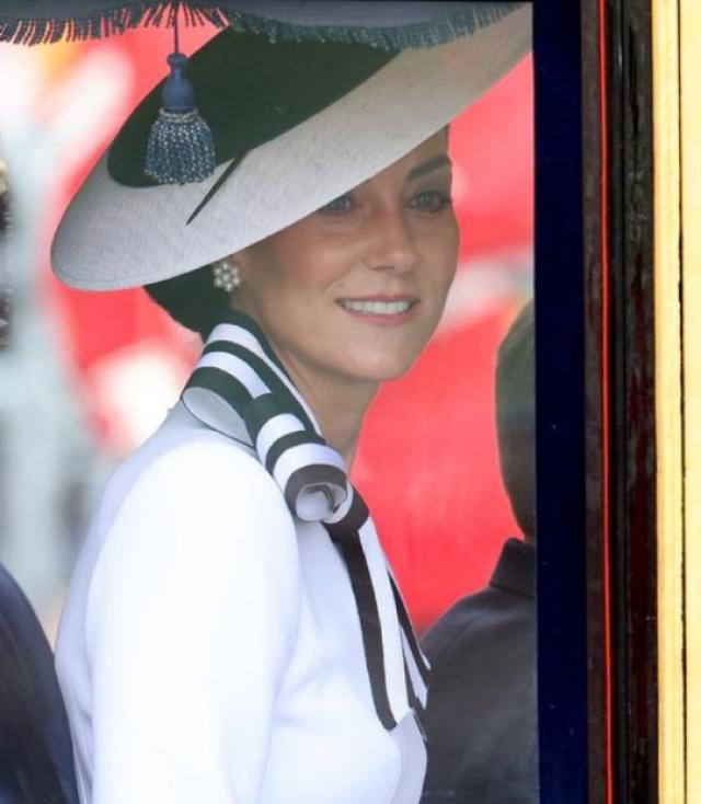 Trooping the Colour 2024, Kate Middleton torna in pubblico vestita di bianco, magrissima ma sorridente - LA DIRETTA VIDEO