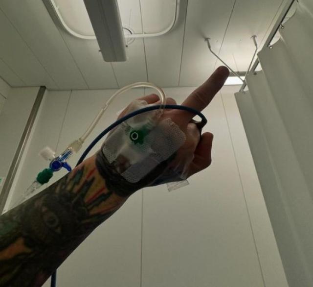 Fedez, il ritorno sui social dopo l'assenza, dalla foto con flebo in ospedale a quella con un nuovo golden retriver - GALLERY