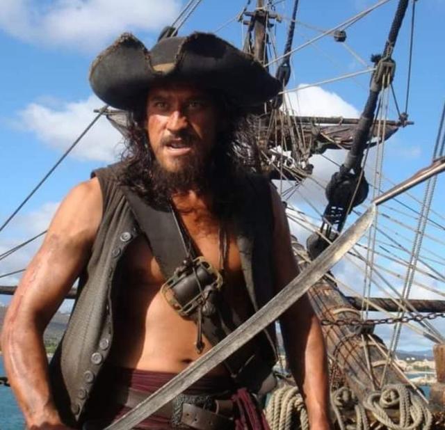 Addio a Tamayo Perry, l'attore 49enne di "Pirati dei Caraibi" ucciso da uno squalo mentre faceva surf alle Hawaii