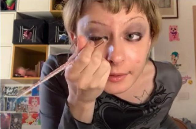 Mirna, morta la creator di TikTok, ipotesi suicidio, la mamma: "Era bloccata dal suo demone interiore"