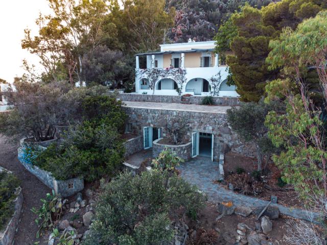 Engel & V&ouml;lkers, venduta per oltre quattro milioni e mezzo di euro la storica Villa Lighea a Panarea