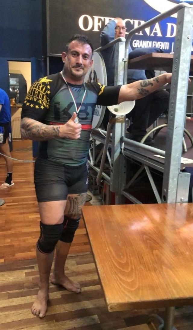 Malore improvviso per Antonio Gerace, kickboxer morto a 51 anni durante allenamento, denunciati 2 italiani per vendita illegale di sostanze anabolizzanti