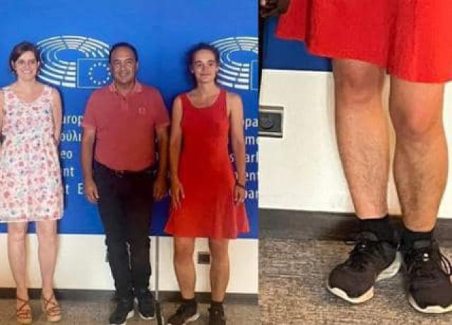 Carola Rackete e le gambe piene di peli, la foto al Parlamento europeo assieme a Ilaria Salis e Mimmo Lucano