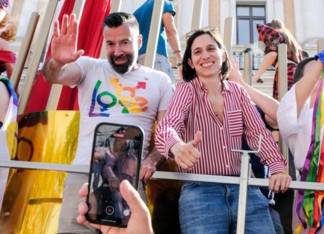 Gay pride Milano, le feste de l'Unit&agrave; non sono pi&ugrave; da poveracci di paese, Schlein e Zan in Corso Garibaldi, fra talk sinistroidi e dj set