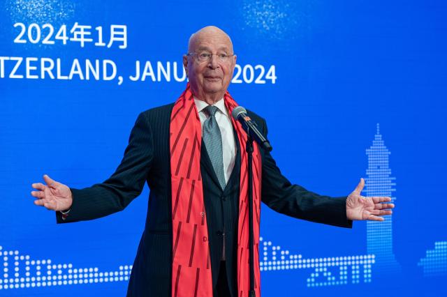 Klaus Schwab accusato di razzismo, molestie sessuali e aver licenziato donne perch&eacute; incinte da ex dipendenti del WEF