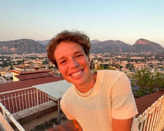 Olimpiadi Parigi 2024, l'atleta trans fluid e non binary Nikki Hiltz partecipa nella categoria femminile, boom di polemiche: "Gara impari, enormi vantaggi fisici"