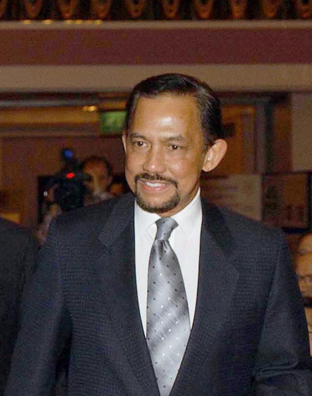 Chi &egrave; il sultano del Brunei con patrimonio da 40mld, 12 figli, 3 mogli, oltre 500 Rolls Royce, 475 Ferrari e boeing in oro