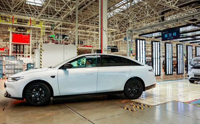 Sondaggio McKinsey boccia l'auto elettrica nel mondo, il 29% di chi l'ha acquistata tornerebbe indietro, negli Usa i pi&ugrave; pentiti: 38%