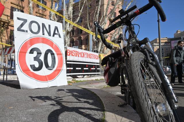 Milano, "limite dei 30 km/h all'ora causa pi&ugrave; inquinamento, miglior efficienza dei motori termici intorno ai 70-80 km/h" - lo STUDIO del Mit