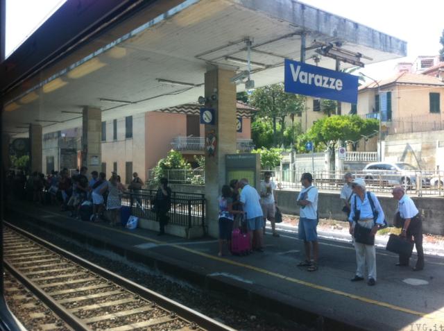 Varazze, uomo investito da un treno, indagini in corso e circolazione ferroviaria in tilt in Liguria