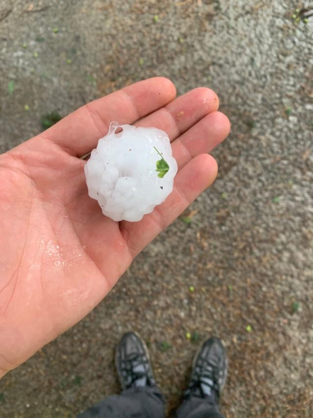 Maltempo a Milano, bomba d'acqua e  grandine: "Pezzi di ghiaccio grossi come palle da biliardo", sotto controllo i fiumi Seveso e Lambro