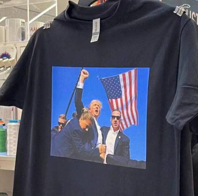 Le magliette con la foto dell'attentato a Trump diventano virali, in Cina oltre duemila ordini in 3 ore