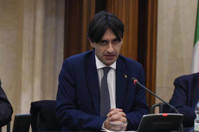 Stop a 'sindaca' e 'avvocata', la Lega contro il femminile negli atti pubblici: "Fino a 5mila &euro; di multa per chi lo usa"