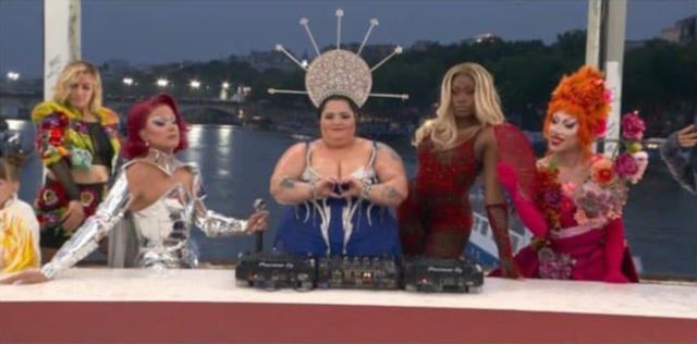 Parigi 2024 e la fede caduta nella Senna gender fluid: Giochi Olimpici tra spettacolo e polemiche sulla deriva dei valori occidentali all'insegna del politically correct