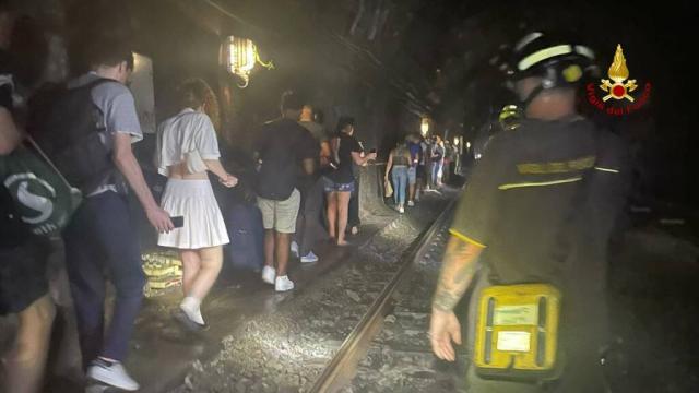 Genova, treno regionale si ferma in galleria tra Principe e Brignole, 48 passeggeri evacuati dai pompieri