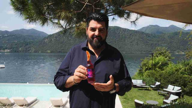 Lo chef stellato Antonino Cannavacciuolo si lancia nel business del beverage con il drink 'Contrattino'