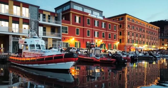 Rapallo, giovane trovato senza vita in mare nella notte, indagini di carabinieri e capitaneria di porto