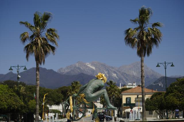 De Niro, Mina, le ville russe e i cocktail dei rampolli milanesi, l'eterno fascino di Forte dei Marmi: "Questa &egrave; casa nostra"